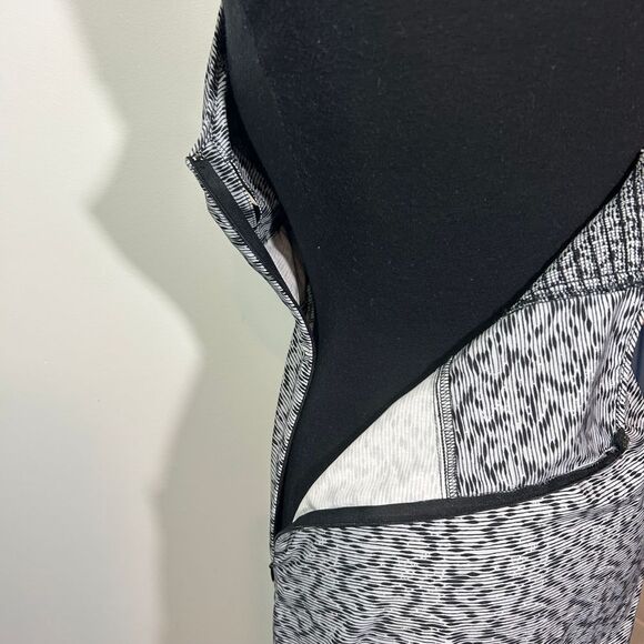 EUC Athleta Go Anywhere Halter Dress Sleeveless Black White Casual Dress Sz 6 - Picture 5 of 8